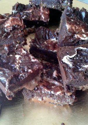 A picture of 'Caramallow' Brownies.
