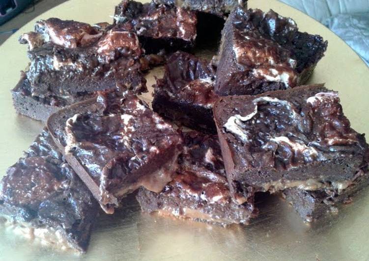 Steps to Serve Quick &#39;Caramallow&#39; Brownies