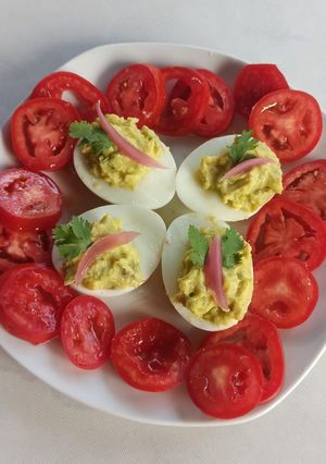 Una foto de Huevos rellenos con palta