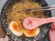 Una foto de ramen de pollo
