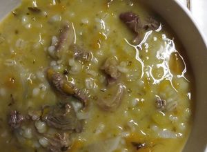 Una foto de Sopa de Morón con Costillar de Res y Verduras