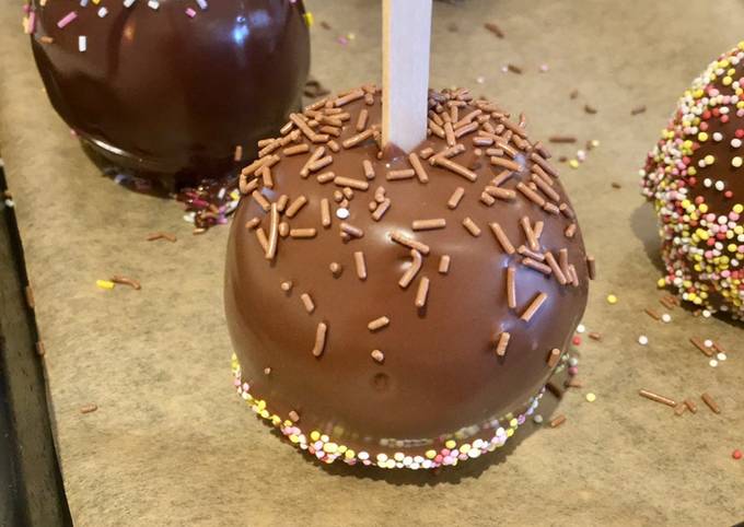 Steps to Prepare Super Quick Homemade Chocolate Coated Apples For Happiness ❤️