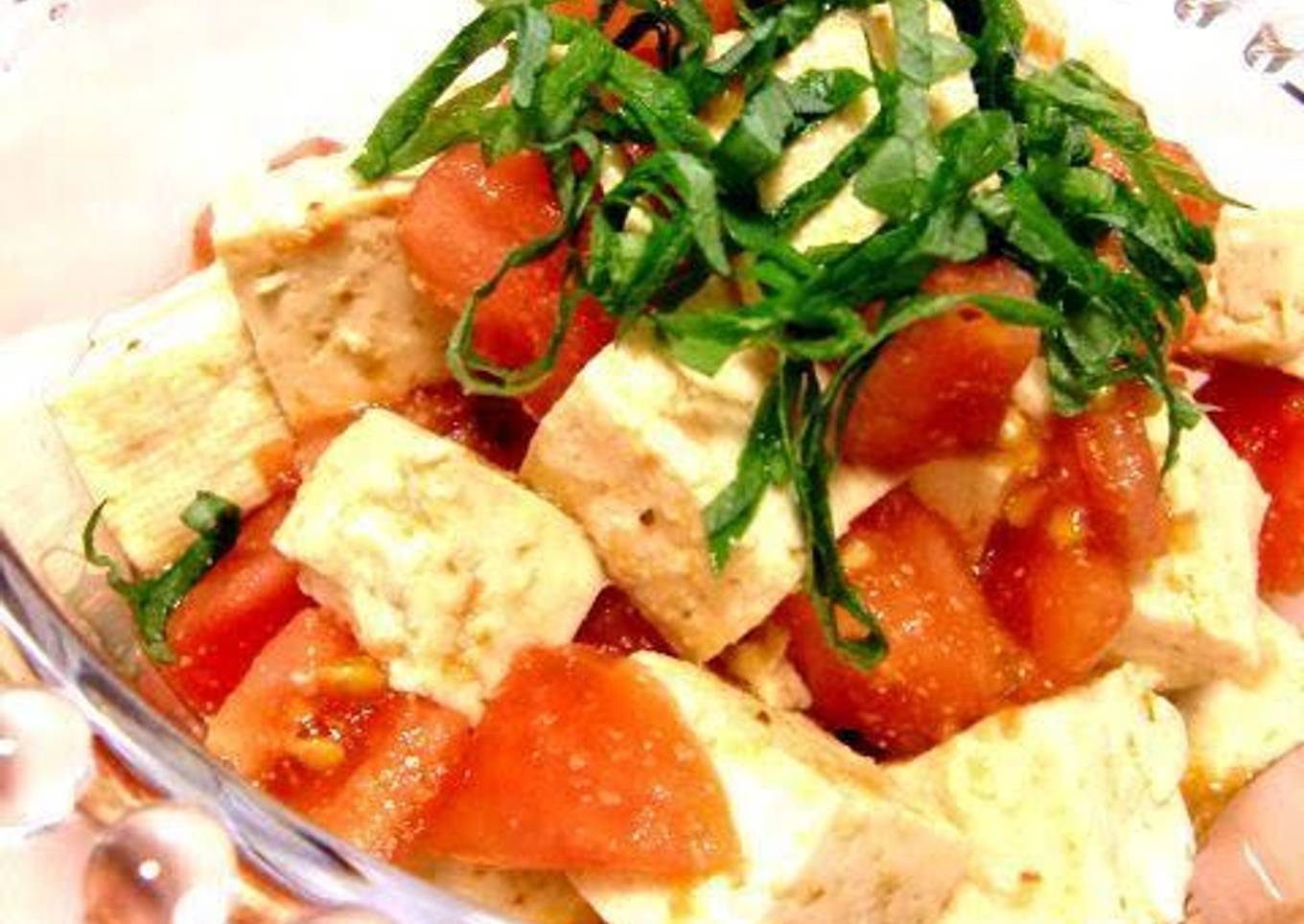Summer salad with tomatoes and tofu