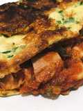 Omelete relleno con salsa de atún y champiñones