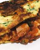 Omelete relleno con salsa de atún y champiñones