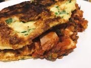 Una foto de omelette de queso y atun