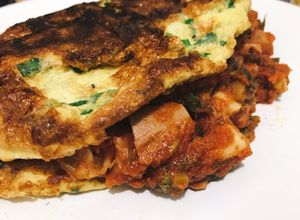 Una foto de Omelete relleno con salsa de atún y champiñones
