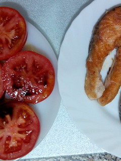 Una foto de Salmón y tomate en ensalada