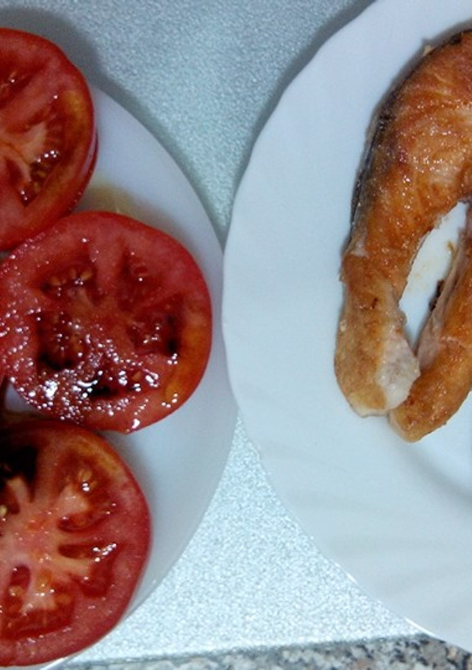 Una foto de Salmón y tomate en ensalada