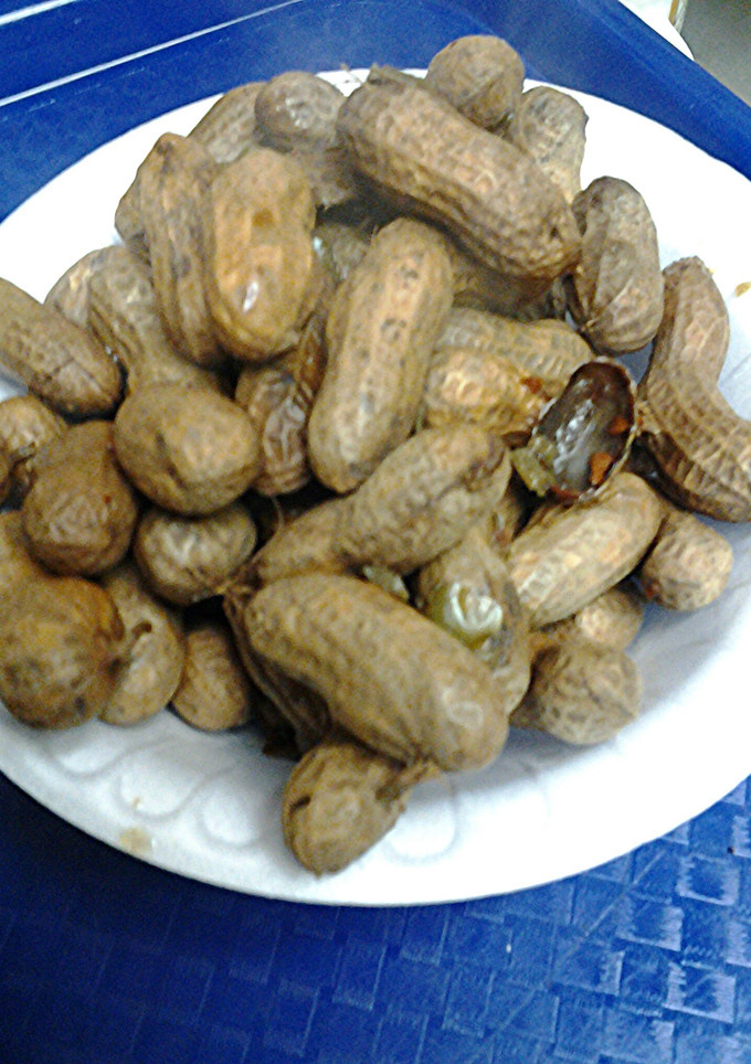 A picture of Cajun boiled peanuts.