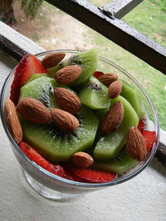 Una foto de Pudín de Chía con frutas y almendras