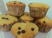 Una foto de muffins de vainilla con chips de chocolate