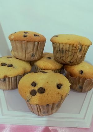 Una foto de Muffins de vainilla con chips de chocolate 🍫