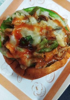 बन पिज़्ज़ा (Bun pizza recipe in Hindi) रेसिपी मुख्य फोटो