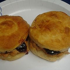 A picture of P&J biscuits.