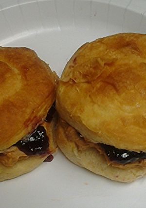 A picture of P&J biscuits.