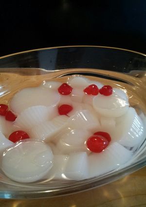 A picture of AMIEs Vanilla Jelly with Cherries.