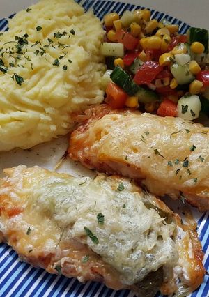 Rakott csirkemell, krumplipürével, vegyes salival recept fotója