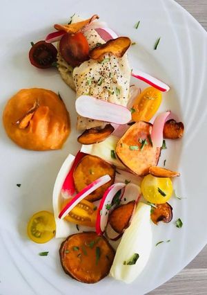 Une photo de Dos de Lieu Noir Purée et chips de Patate douce et Légumes croquants