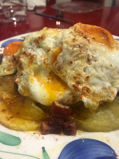 Una foto de Huevos rotos con jamón