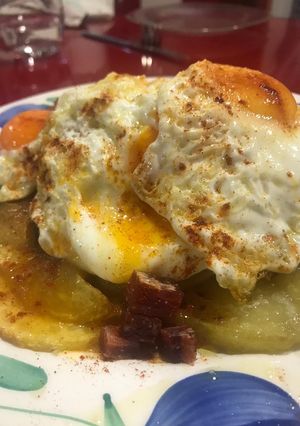 Una foto de Huevos rotos con jamón
