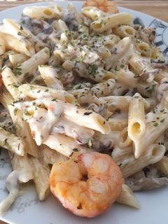 Una foto de Pasta con gambas y setas
