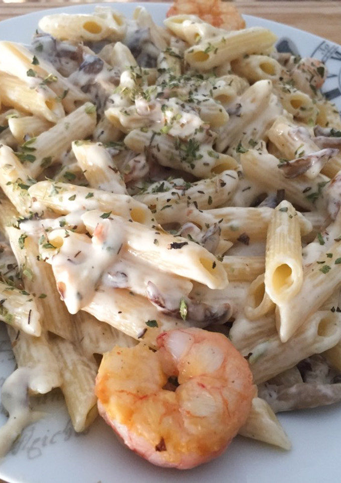 Una foto de Pasta con gambas y setas