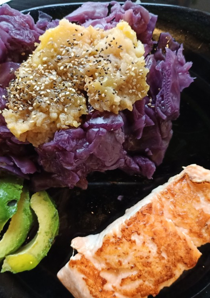 Una foto de Menú completo de col lombarda y salmón