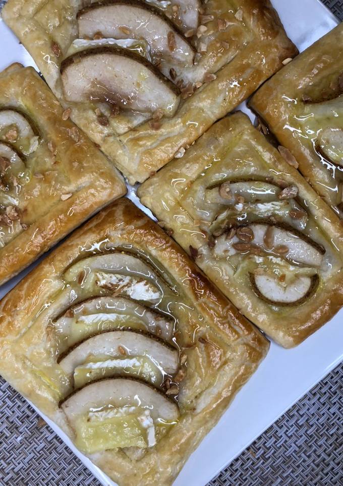 Слойки з грушею та камамбером