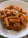 Pasta Tortiglioni con carne, champiñones y vermut rojo