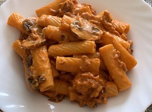 Una foto de Pasta Tortiglioni con carne, champiñones y vermut rojo
