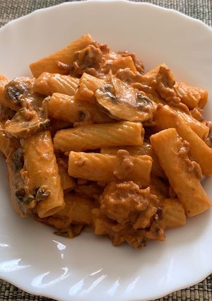 Una foto de Pasta Tortiglioni con carne, champiñones y vermut rojo