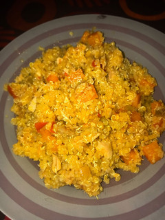Una foto de Quinoa con verduras y atún