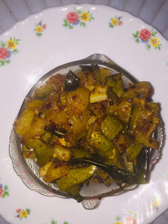 மாங்காய் பூண்டு ஊறுகாய்(mango garlic pickle recipe in tamil) செய்முறை முக்கிய புகைப்படம்