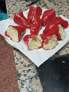 Una foto de Pimientos del piquillo rellenos de brandada de bacalao