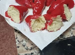 Una foto de Pimientos del piquillo rellenos de brandada de bacalao