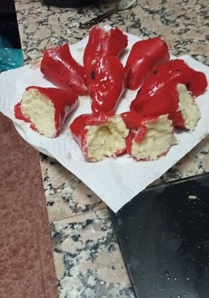Una foto de Pimientos del piquillo rellenos de brandada de bacalao