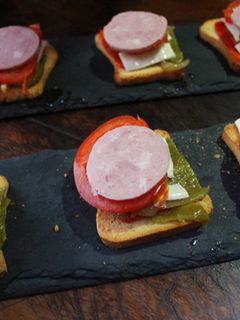 Una foto de Tostadas con mortadela y queso