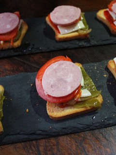 Una foto de Tostadas con mortadela y queso