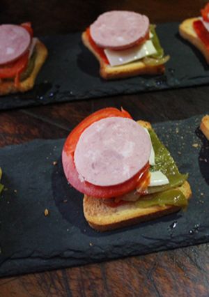 Foto principal de Tostadas con mortadela y queso