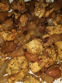 Una foto de Pollo al curry con piña y almendras