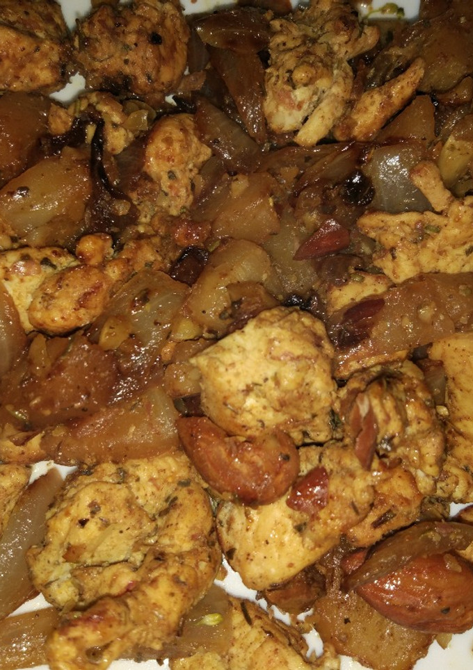 Una foto de Pollo al curry con piña y almendras
