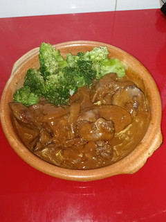 Una foto de Higaditos de pollo con cebolla en salsa