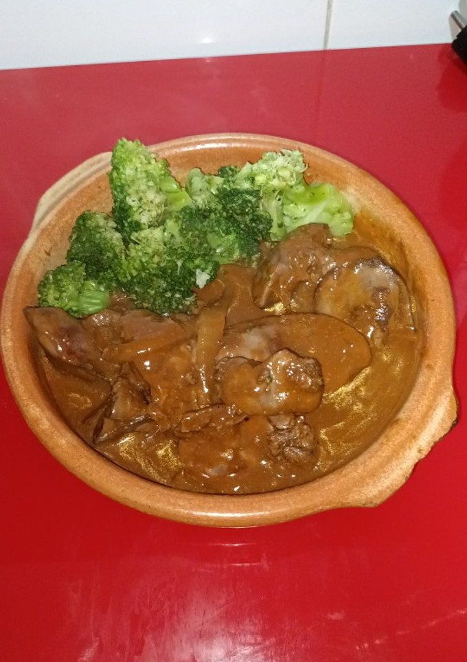 Una foto de Higaditos de pollo con cebolla en salsa