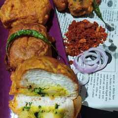A picture of नाशिकचा प्रसिद्ध पाव वडा (pav vada recipe in marathi).