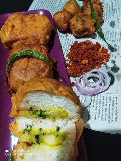 नाशिकचा प्रसिद्ध पाव वडा (pav vada recipe in marathi) रेसिपी चे मुख्य फोटो 