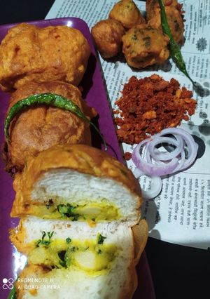 नाशिकचा प्रसिद्ध पाव वडा (pav vada recipe in marathi) रेसिपी चे मुख्य फोटो 