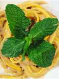 Zucchini pasta con salsa de garbanzo "hummus"