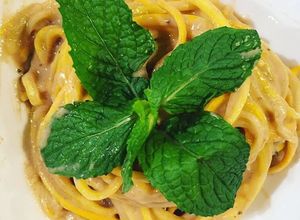 Una foto de Zucchini pasta con salsa de garbanzo "hummus"