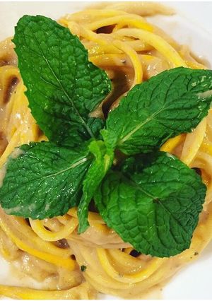 Una foto de Zucchini pasta con salsa de garbanzo "hummus"